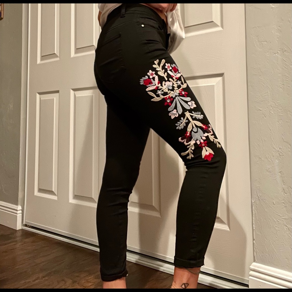 Flower Embroidered Skinny Pants
